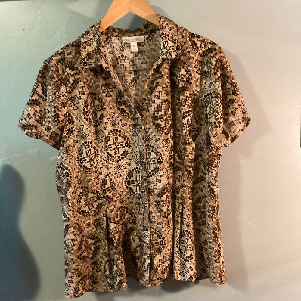 Dana Buchman XL Short Sleeved Ruffled Hem Button Shirt
